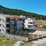 Dora Apartman